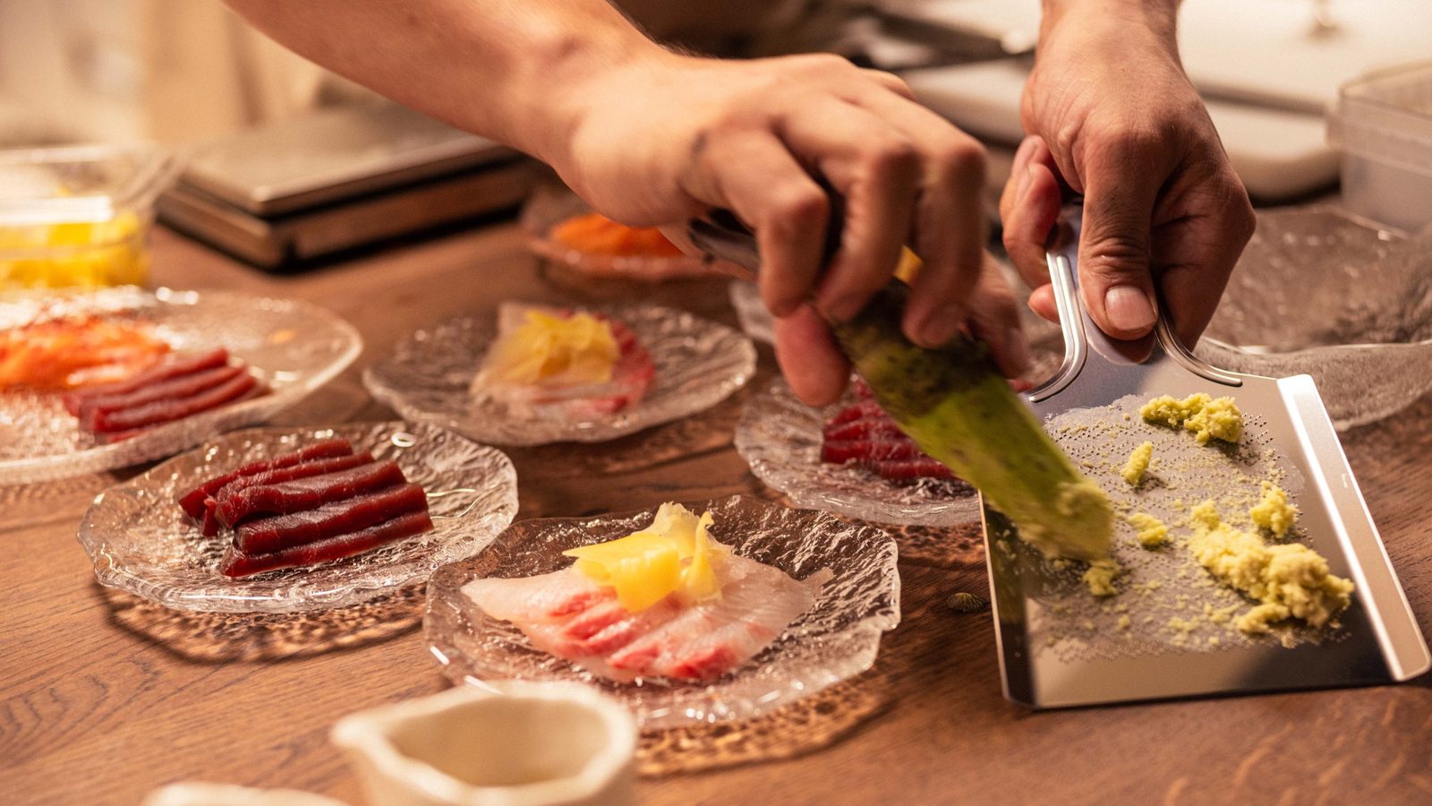 Tuoretta wasabia raastetaan sashimiannoksille Chef&rsquo;s Tablella